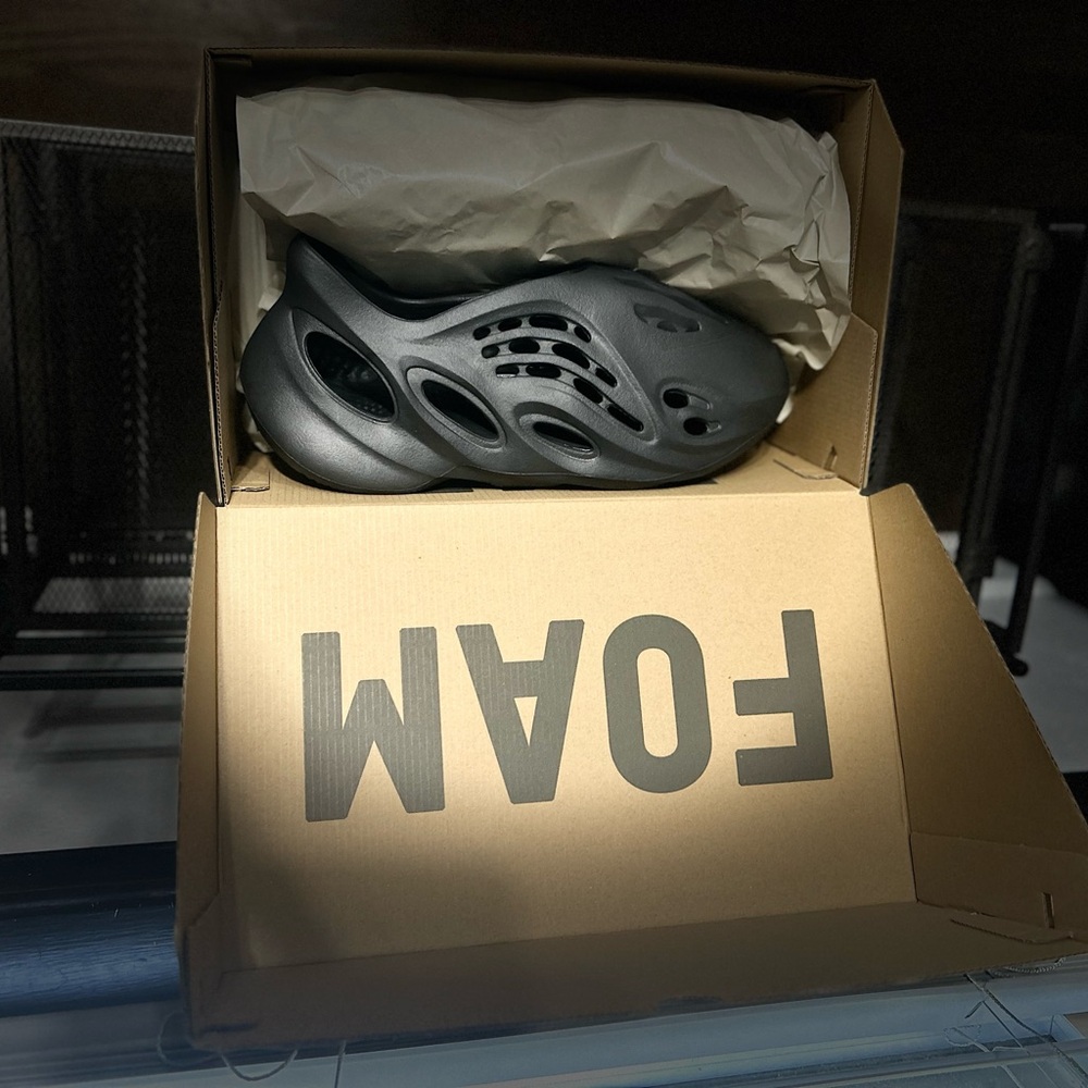 Men brand new Foam runner